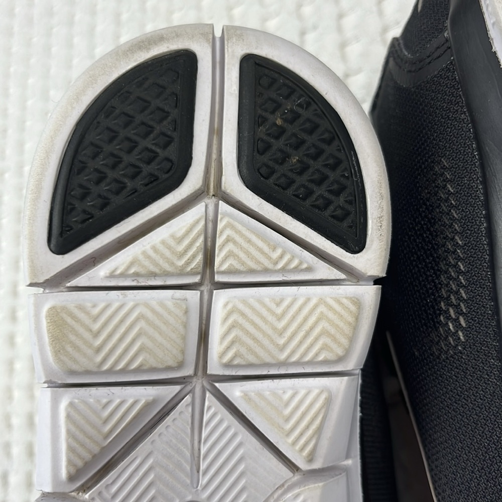 Nike Free Ladies Size 7-1/2 Black & White Running Shoes Pre Owned - Picture 9 of 14